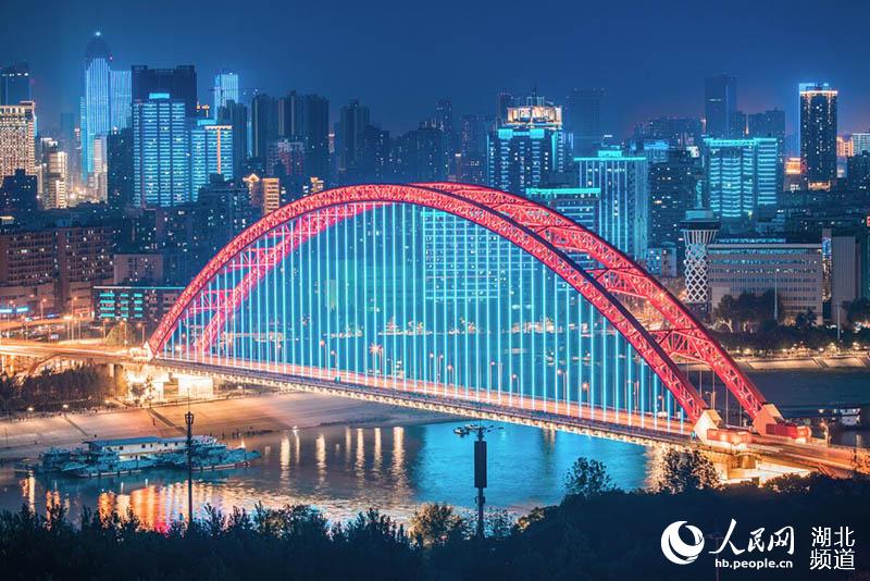 震撼！LED幕墻燈光技術(shù)助力70周年大型燈光秀，告白祖國(guó)！